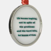 のインスパイア引用文 – 人生はインスパイア内ではなく… メタルオーナメント (右)