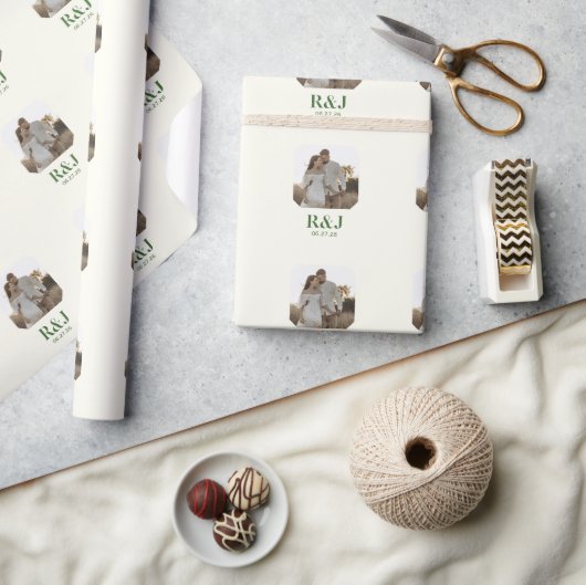 のカップル結婚フォトグリーンモノグラムを追加 ラッピングペーパー (クラフト)