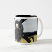 のグラマンF8Fの闘士海軍キャリアの戦闘機 ツートーンマグカップ (正面右)