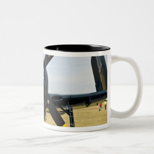 のグラマンF8Fの闘士海軍キャリアの戦闘機 ツートーンマグカップ (右)