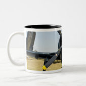 のグラマンF8Fの闘士海軍キャリアの戦闘機 ツートーンマグカップ (左)