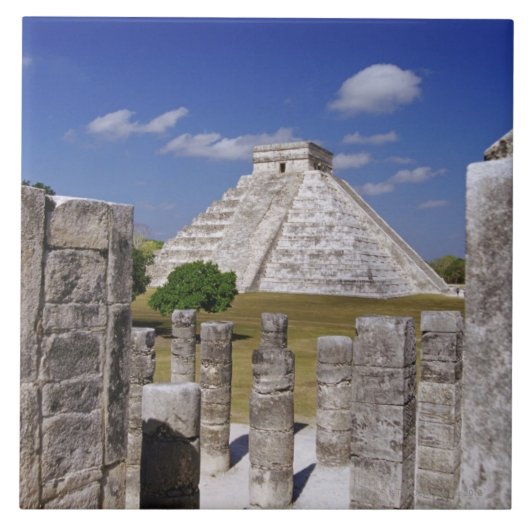 のグループから見られるKukulcanのピラミッド タイル (正面)