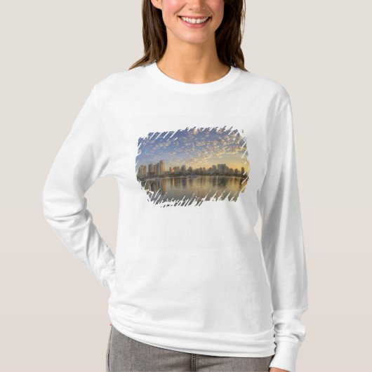 のスカイラインをFalse Creek越しに望む Tシャツ (正面)
