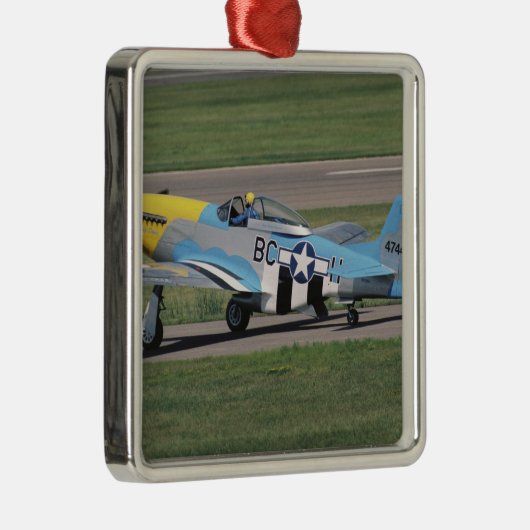 のドーナを眩ます北アメリカP-51 D メタルオーナメント (右)