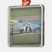 のドーナを眩ます北アメリカP-51 D メタルオーナメント (左)