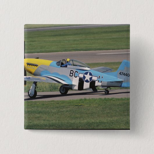 のドーナを眩ます北アメリカP-51 D 缶バッジ (正面)