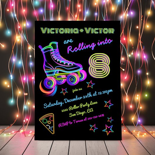 のネオン転がローラスケートで滑るツインズバースデーパーティー 招待状