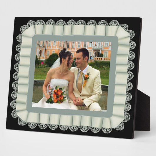 のパーソナライズされた写真結婚アイボリーレースのリボンフレーム フォトプラーク (側面)