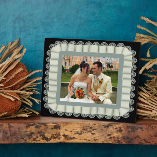 のパーソナライズされた写真結婚アイボリーレースのリボンフレーム フォトプラーク (側面)