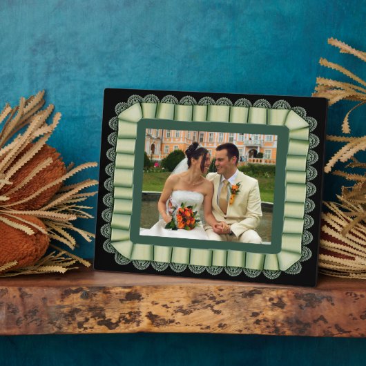 のパーソナライズされた結婚フォトグリーンレースのリボンフレーム フォトプラーク (側面)