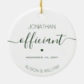 のパーソナライズされた結婚公式ダークグリーン文字 セラミックオーナメント (裏面)