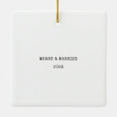 のモダン結婚newlywedsスクリプトフォトオーバーレイ セラミックオーナメント (裏面)