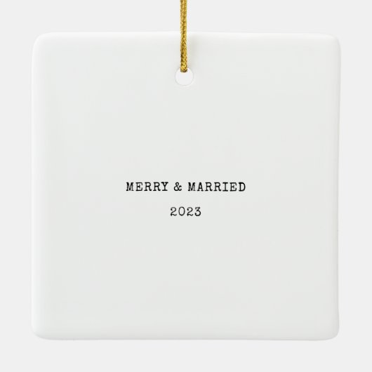 のモダン結婚newlywedsスクリプトフォトオーバーレイ セラミックオーナメント (裏面)