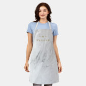 のモノグラム結婚ミニマルシンプルリストホワイトマーブル エプロン (着用した状態)