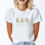 のモノグラム結婚ミニマルシンプルリスト金ゴールドとホワイト Tシャツ<br><div class="desc">クリーン結婚な白い背景に金ゴールドのクラシック伝統的タイポグラフィを持つミニマルなモノグラムのTシシンプルャツ。特別な日に最適なアクセサリー！</div>