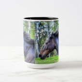 のランニング黒いサラブレッドPercheron Horse写真 ツートーンマグカップ (中央)