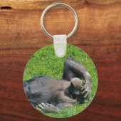 のリラックスChimpanzee in the Grass - Keychain キーホルダー (正面)