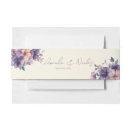 の上にピンク色の花を結婚付ける 招待状ベリーバンド