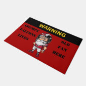 の不機嫌警告そうな古い《鳥》ハヤブサファンはここに住んでいる ドアマット (アングル)