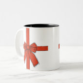 の休日に赤いギフトボウ ツートーンマグカップ (正面左)