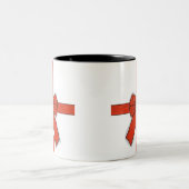 の休日に赤いギフトボウ ツートーンマグカップ (中央)