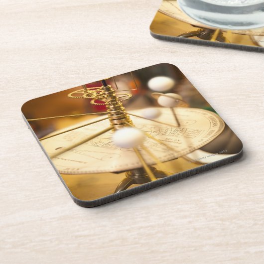 の伝統的な手作りされた真鍮のorrery コースター (左側)
