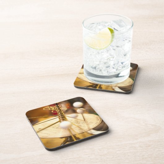 の伝統的な手作りされた真鍮のorrery コースター (右側)