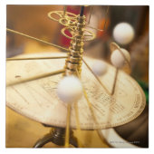 の伝統的な手作りされた真鍮のorrery タイル (正面)
