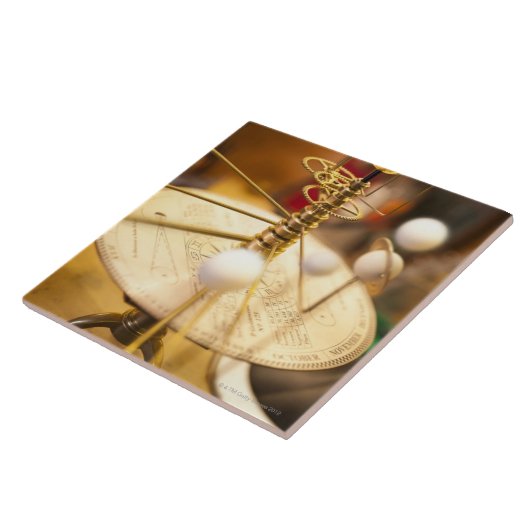 の伝統的な手作りされた真鍮のorrery タイル (側面)