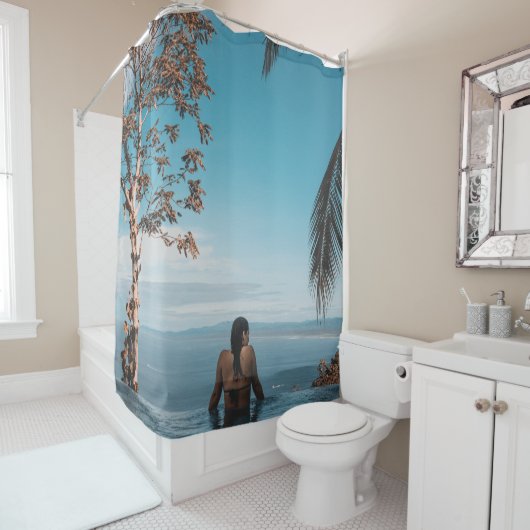 ～の体で黒のビキニタップを着た女性 シャワーカーテン (インサイチュ)