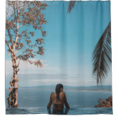 ～の体で黒のビキニタップを着た女性 シャワーカーテン (正面)