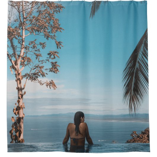 ～の体で黒のビキニタップを着た女性 シャワーカーテン (正面)