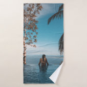 ～の体で黒のビキニタップを着た女性 バスタオル (バスタオル)