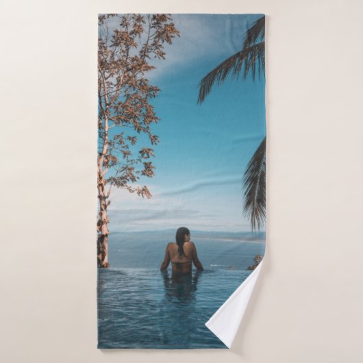 ～の体で黒のビキニタップを着た女性 バスタオル (バスタオル)
