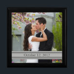 の写真結婚枠テンプレート宝石箱 ギフトボックス<br><div class="desc">このフォトフレームのテンプレート宝石箱で写真と文字をパーソナライズできる。の素晴らし、結婚婚約、記念日、または家族の写真。写真と文字を変更するには、パーソナライズitオプションを使用する。文字の変更(フォント、フォントサイズ、文字の配置)や写真サイズの配置の変更など、その他の変更を行うには、その変更を使カスタマイズ用します。シルバーグレーラベルでテキスト。白黒素晴らしの写真で見える。</div>