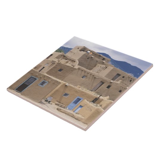 の小さい支流の谷に置かれる タイル (側面)