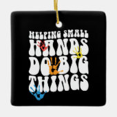 の小救済さな手は大きなことをする セラミックオーナメント (正面)