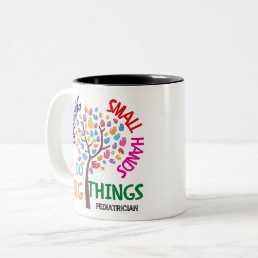 の小救済さな手は大きなことをする – 小児科医G ツートーンマグカップ (正面左)
