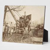 ～の建物中に蒸気クレーンが運転される フォトプラーク (側面)