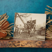 ～の建物中に蒸気クレーンが運転される フォトプラーク (側面)