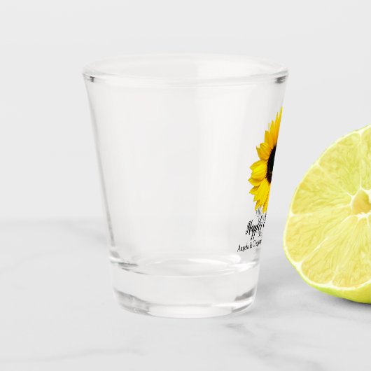 の後ずっと幸せに黄色のひまわり結婚は ショットグラス (左)