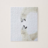 の後に雪の上に立っ遊たホッキョクグマ ジグソーパズル (縦)