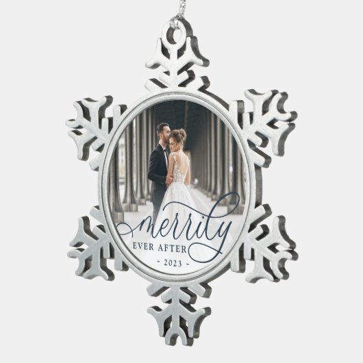 ~の後を楽しげに |の結婚写真 スノーフレークピューターオーナメント (右)