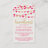 の愛ぶら下がったハートリトルスウィートベイビーシャワー エンクロージャーカード (正面)