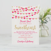 の愛ぶら下がったハートリトルスウィートベイビーシャワー サンキューカード (スタンド正面)