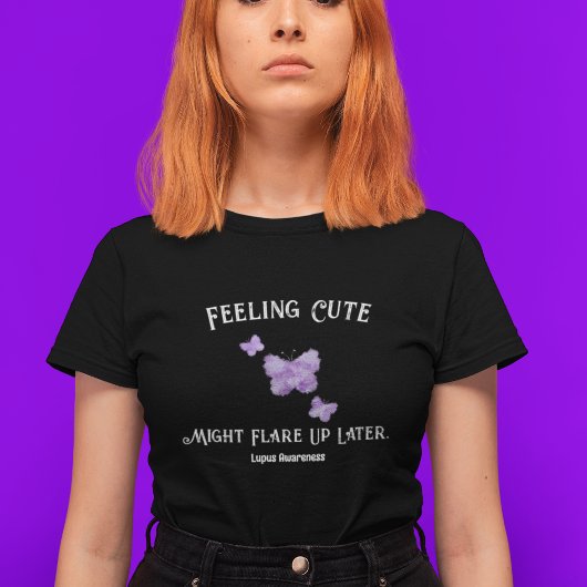 の感じ可愛さが後の紫の蝶に燃え上がるかもしれない Tシャツ