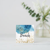 *~*の抽象芸術のビーチの青い水彩画の金ゴールドのグリッター スクエア名刺 (スタンド正面)