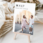 の旅行結婚テーマ写真&空港コード テーブルナンバー<br><div class="desc">結婚式のレセプションのテーブルに特別な仕上げtouchを追加するカスタムこれらのフォトテーブル番号カード。記憶に残る旅行先の後に各テーブルに名前を付け、これらのテーブルカードに写真と目的地の名前をユニーク追加する。写真はアーチ状のレイアウトの右下に配置され、場所の空港コード、目的地、イニシャル、および上部の日付結婚が、飛行機のアイコンのイラストレーションで飾ら離れれ。</div>