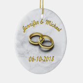 の日付結婚新郎新婦のパーソナライズ金ゴールドリングや輪 セラミックオーナメント (右)