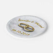 の日付結婚新郎新婦カスタマイズ可能な金ゴールドリングや輪 ペーパープレート (アングル)